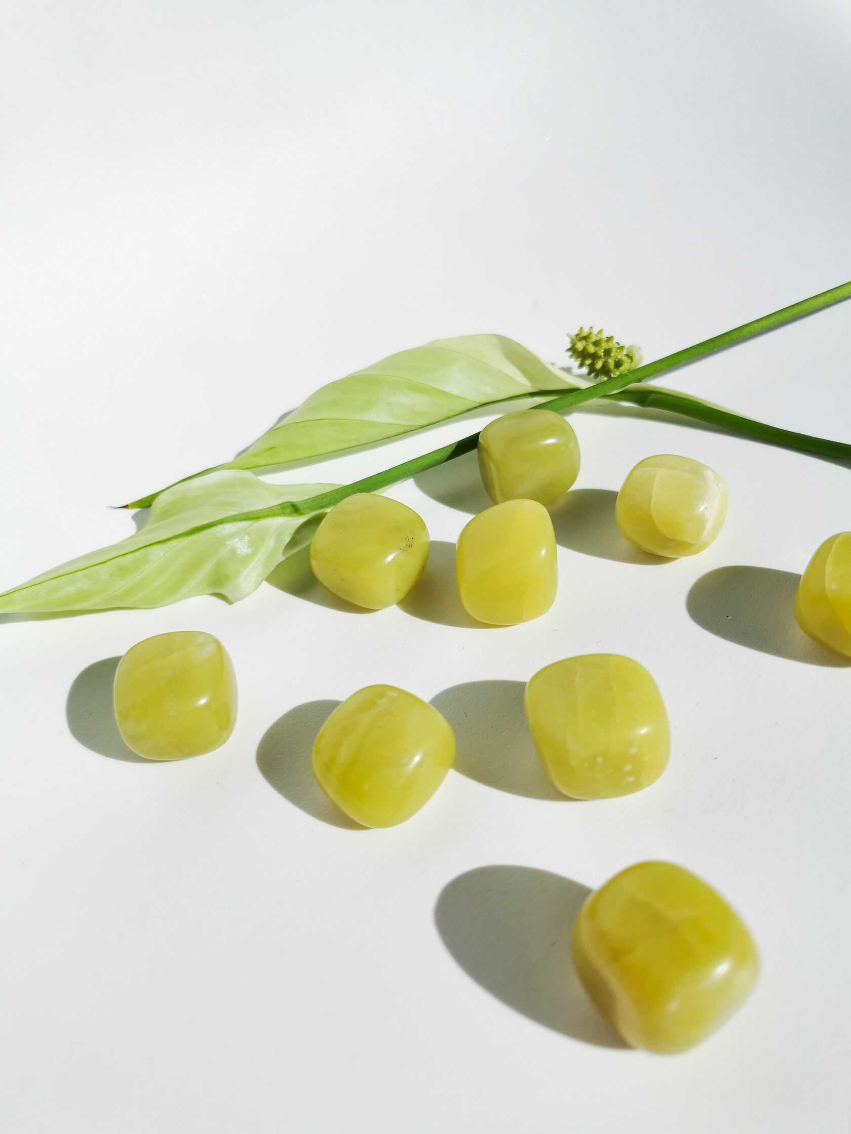 Жадеит натуральный камень галтовка