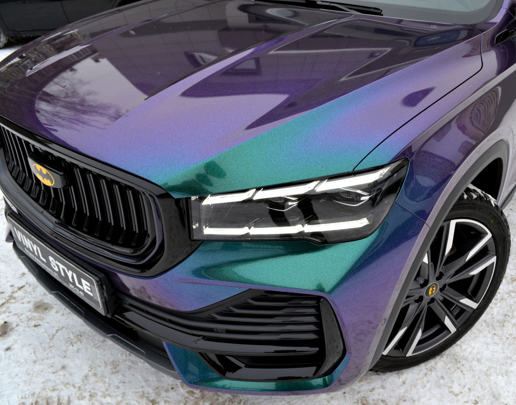 Geely Monjaro в цветной бронепленке хамелеон Vega Greenstone Ghiacint