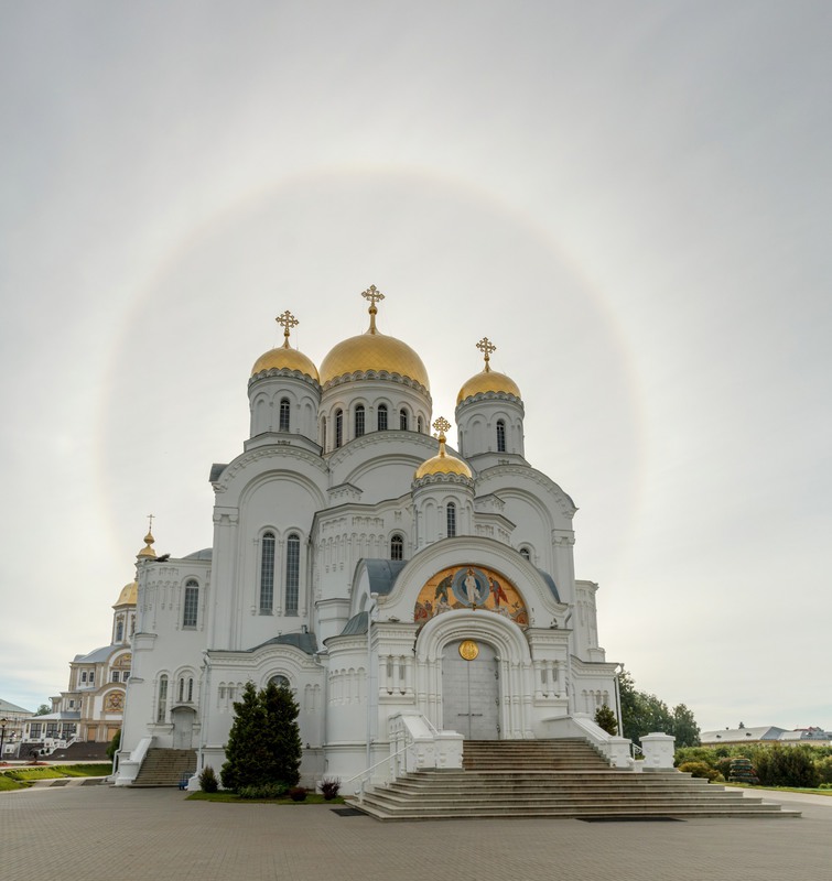 Лучший храм божий 4 буквы. Дивеево монастырь явление Богородицы. Храм Пресвятой Богородицы в Дивеево. Храм Радуга Дивеево.