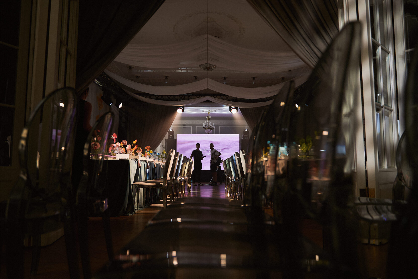 репетиция светового шоу перед свадебным мероприятием