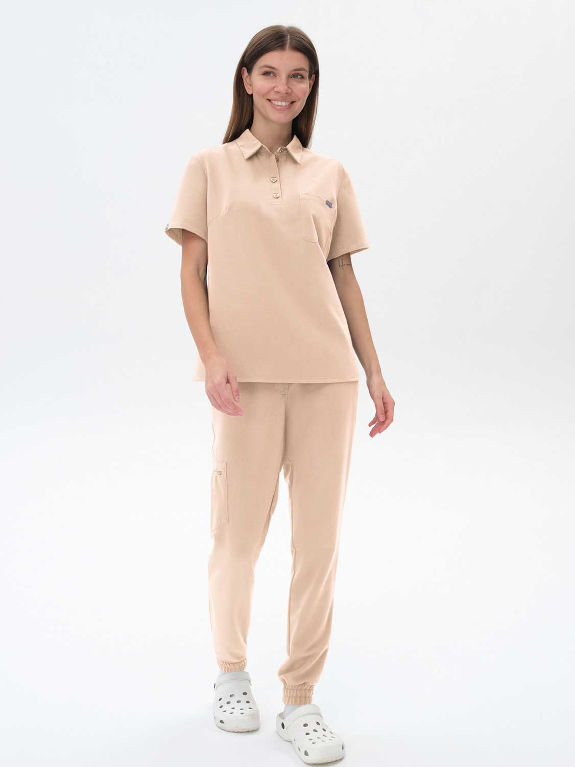 Костюм поло женский. Бежевое поло форма женская. Светлый костюм и поло
