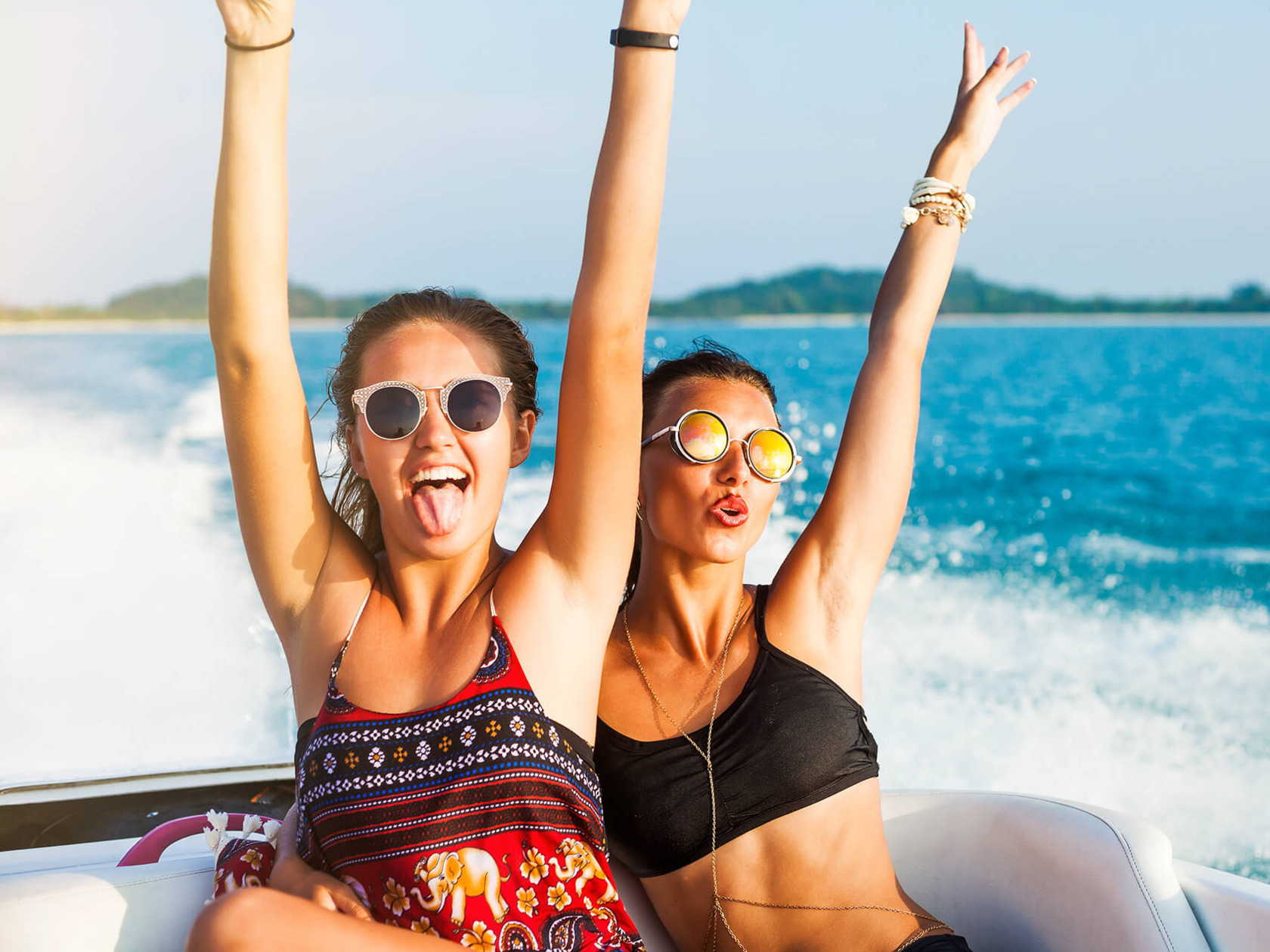 фото парня и девушки на романтическом свидании в публичном месте