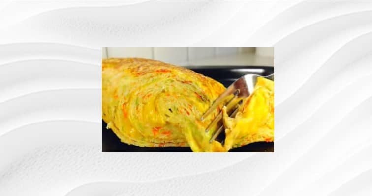 Приготовление рулета из омлета с сыром и кабачком: шаг 13