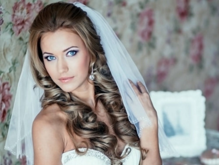 Особенности свадебной прически с распущенными волосами
