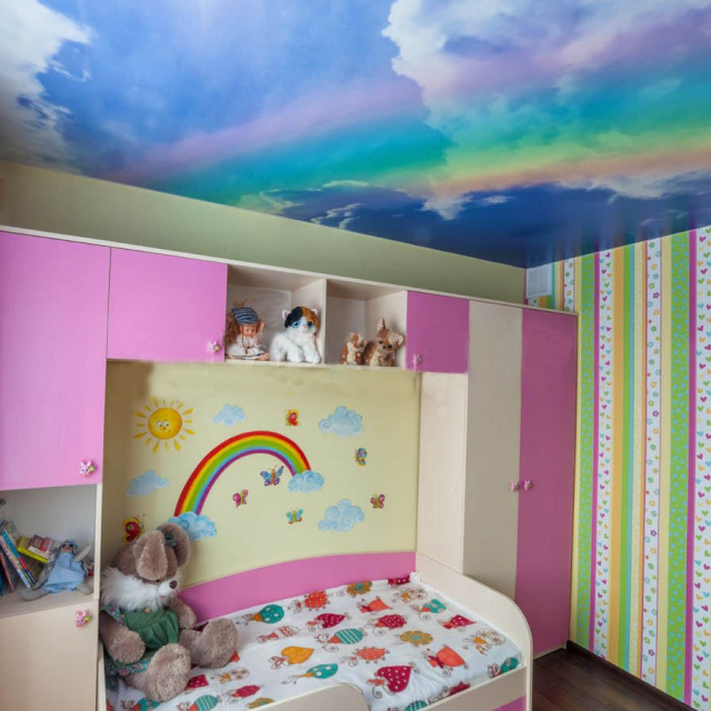 Матовый потолок в гостиной