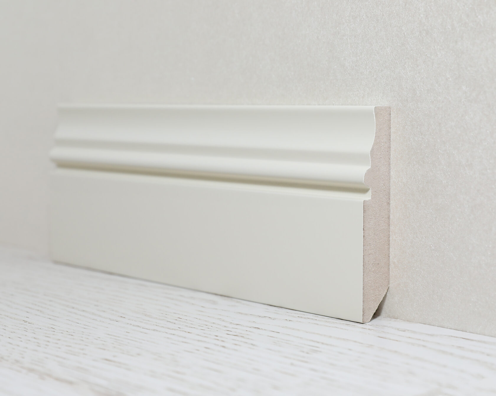 Элегантный плинтус из МДФ с окрашенной поверхностью для защиты стен и дизайна интерьера