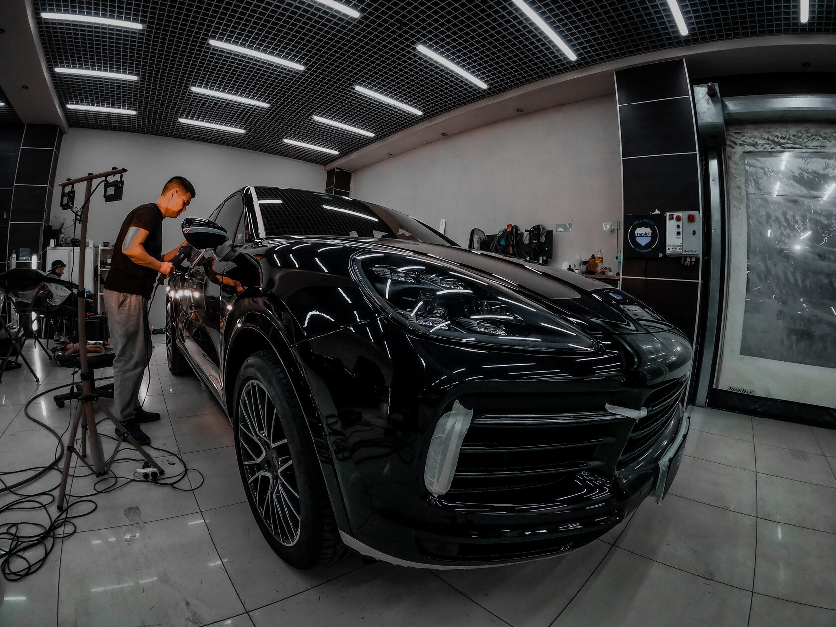 Полировка Porsche Cayenne в студии