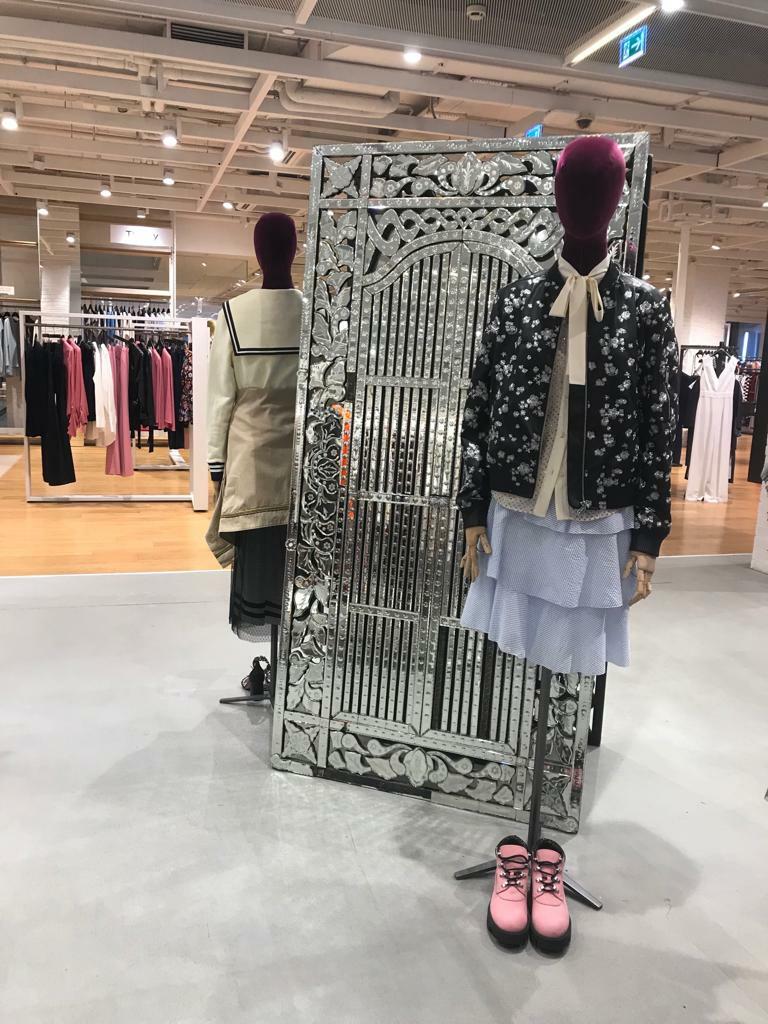 оформление витрины магазина одежды в москве