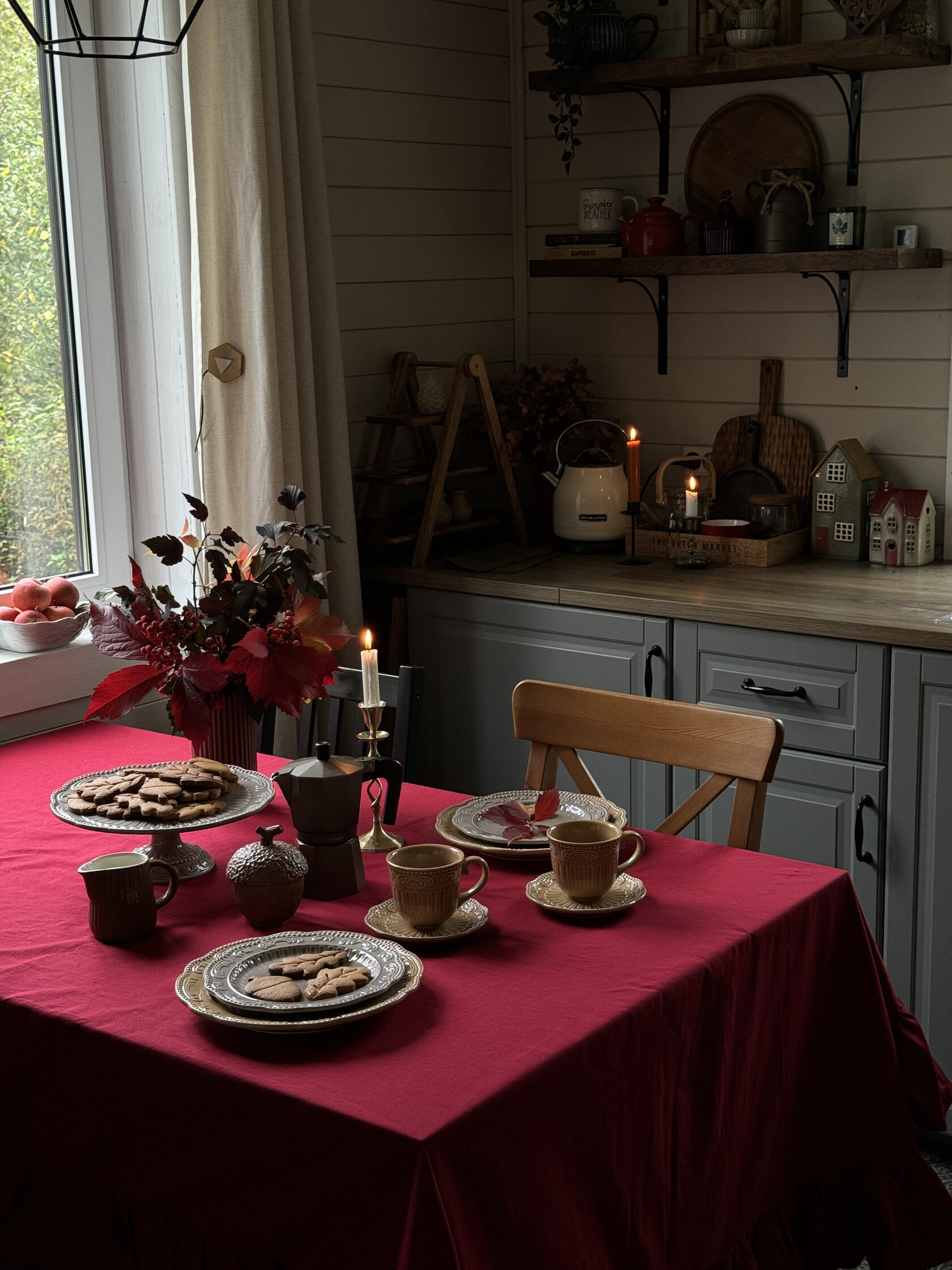 Скатерть на стол из хлопка в красном цвете — идея сервировки уютной кухни