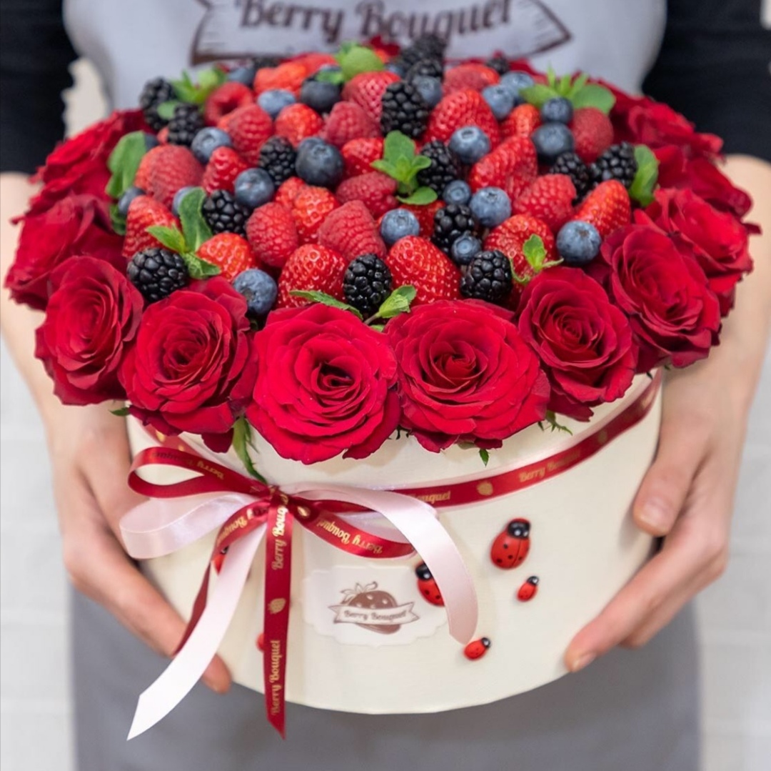 Коробки с цветами и ягодами