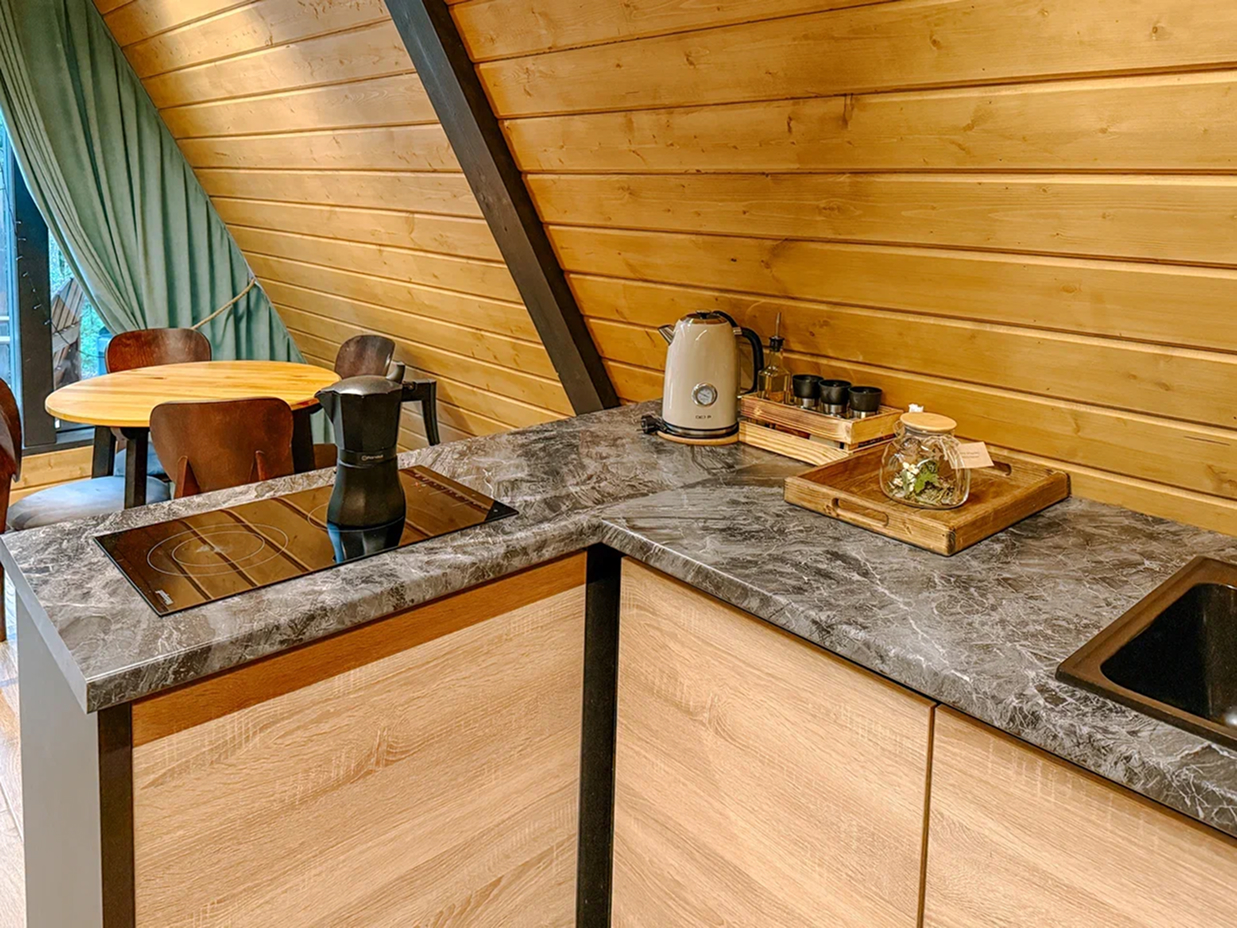 кухня в глэмпинге Под кронами в Подмосковье