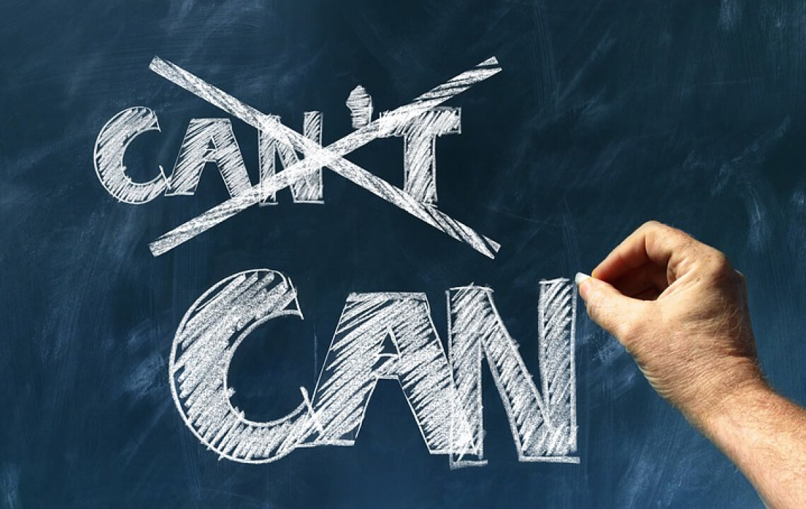 рука пишет мелом слово can на доске