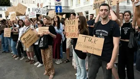 Участники протеста в Киеве держат картонные плакаты в поддержку Михаила Федорова