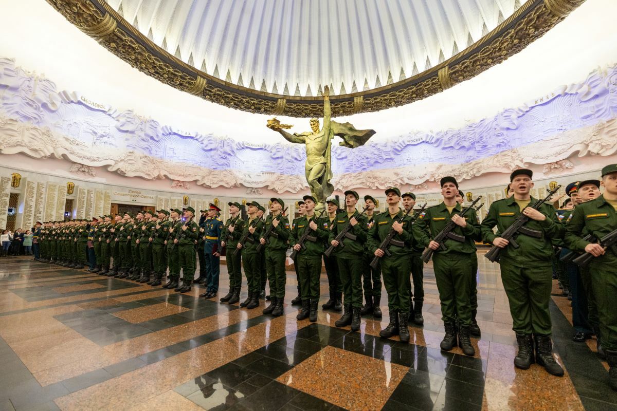 Новобранцы Преображенского полка на присяге в Зале Славы Музея Победы