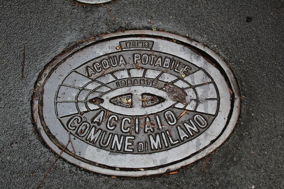 Крышка люка колодца питьевой воды в Милане