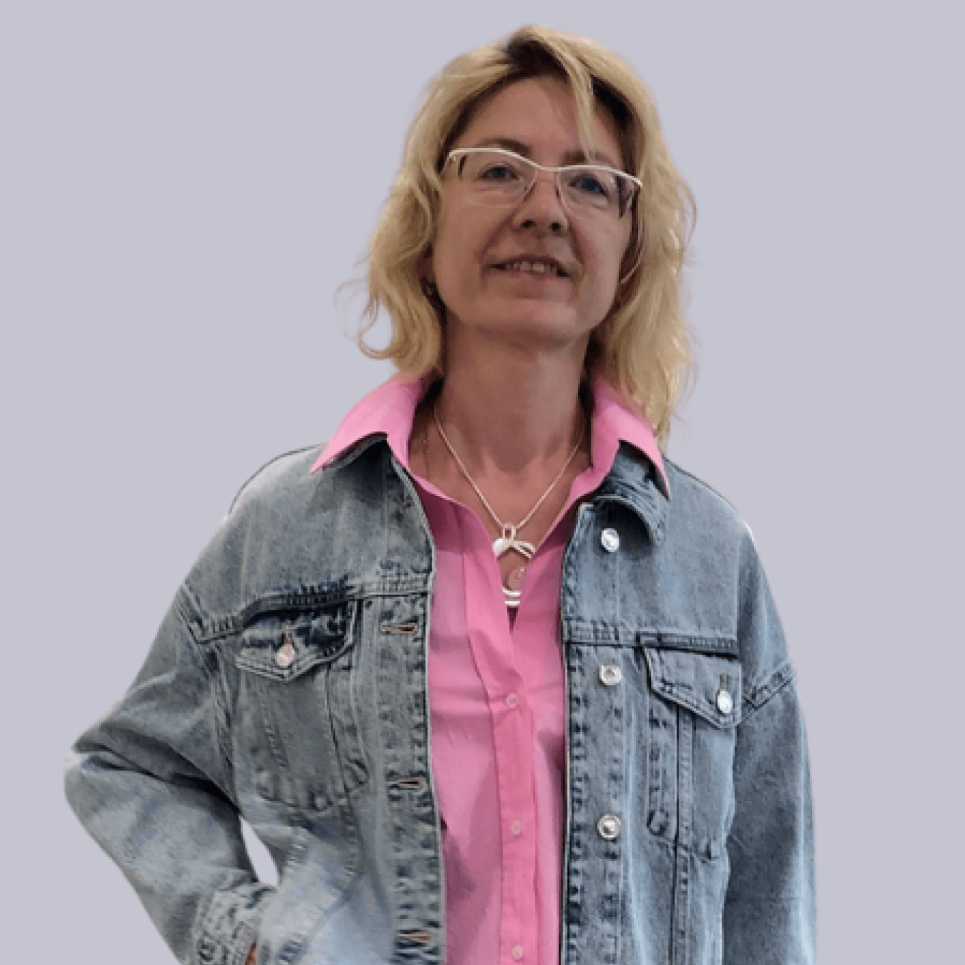 Женщина в модной джинсовой куртке