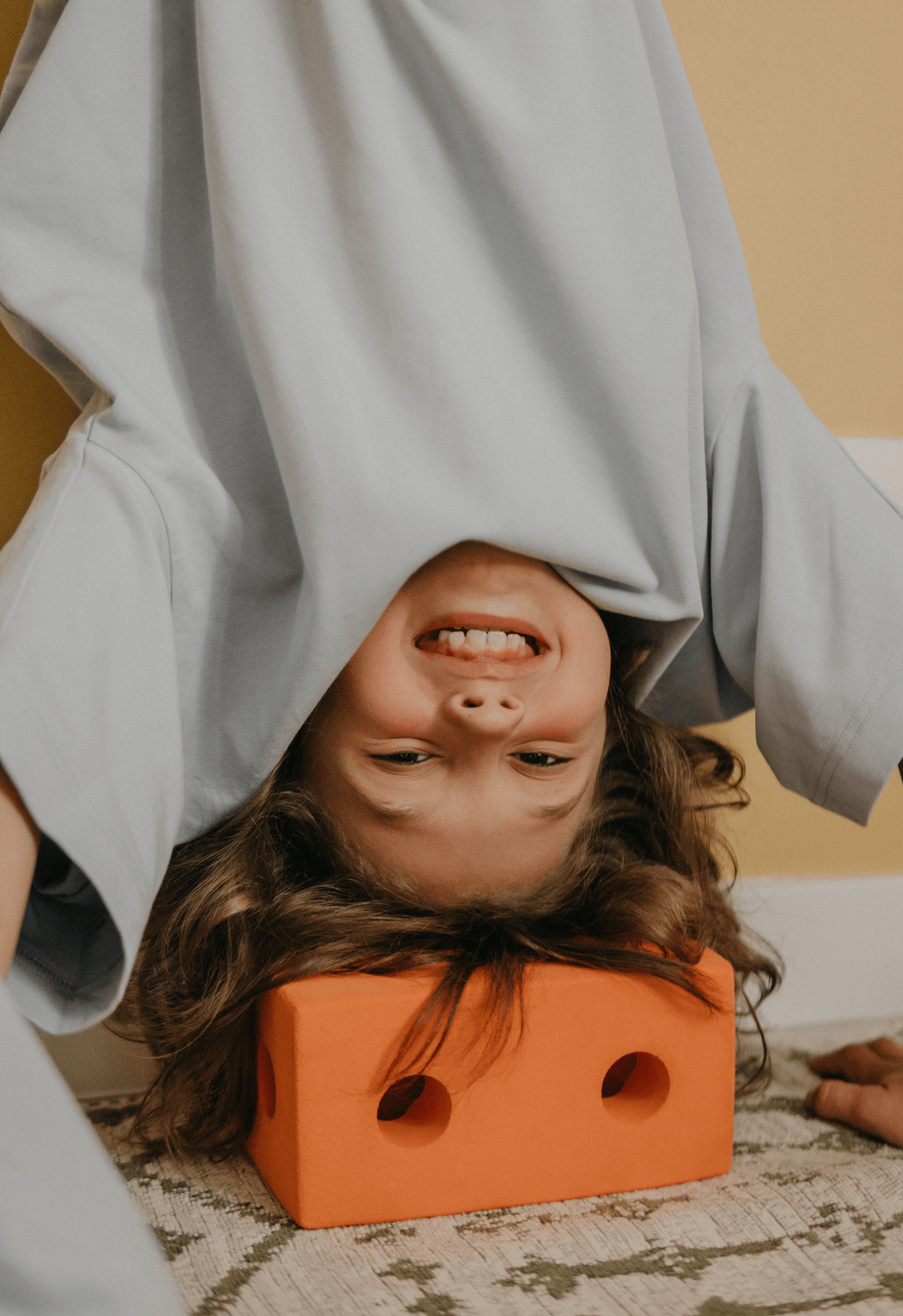 Ребёнок играет с EVOON