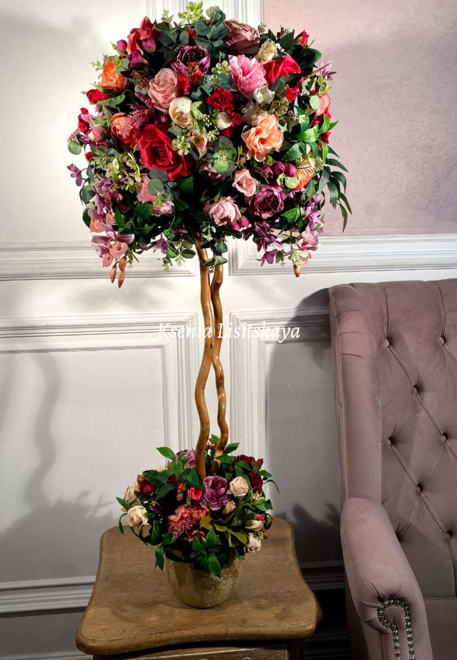 Композиции из искусственных цветов и дизайнерские деревья.