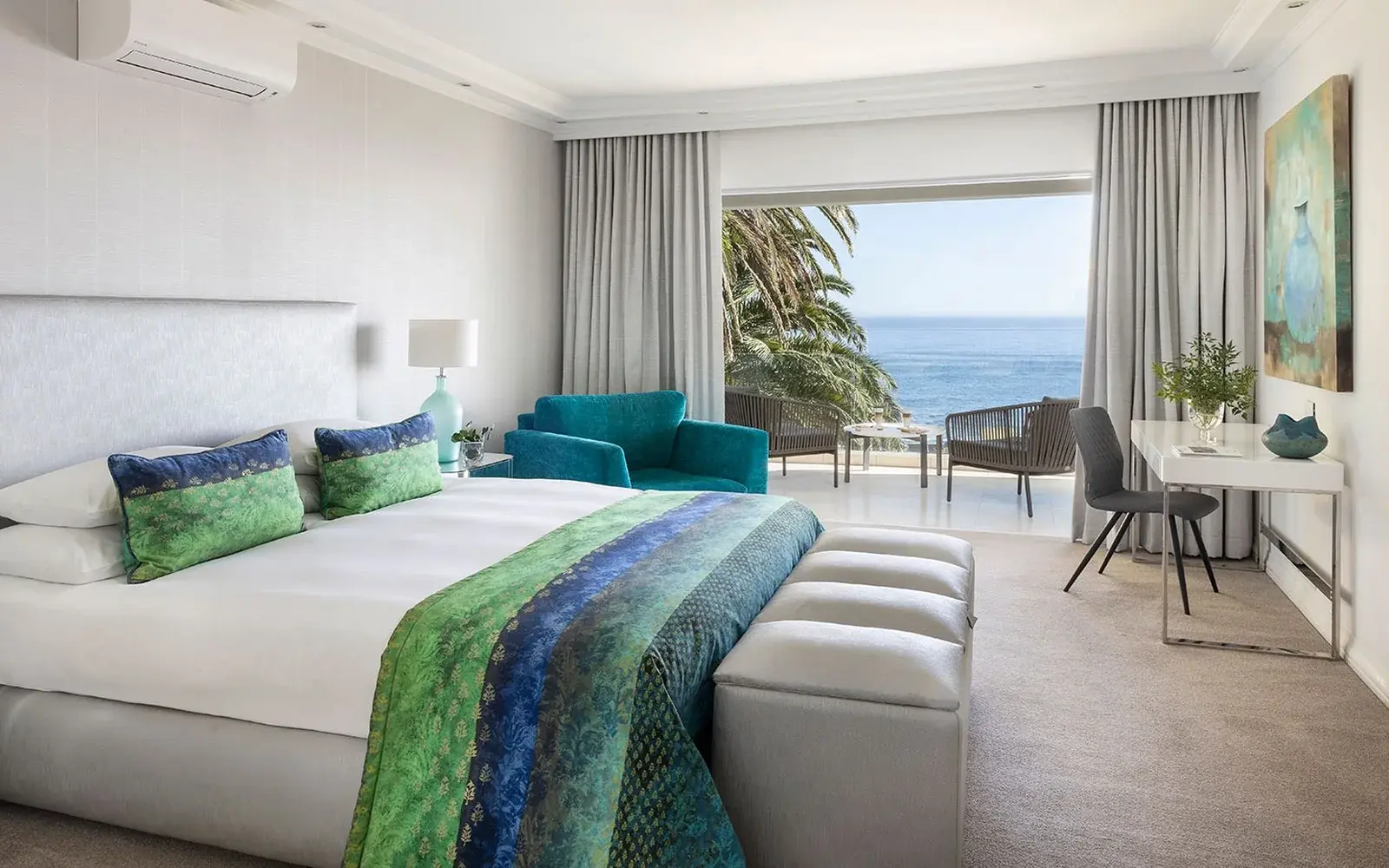 Номер с кроватью и балконом, за окном океан, The Clarendon Bantry Bay