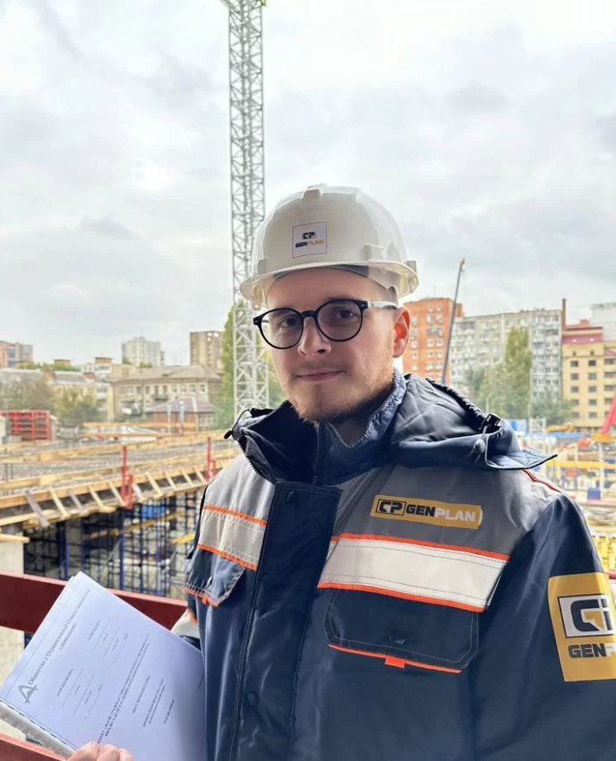 Автор блога — эксперт ПБ ГенПлан на строительной площадке