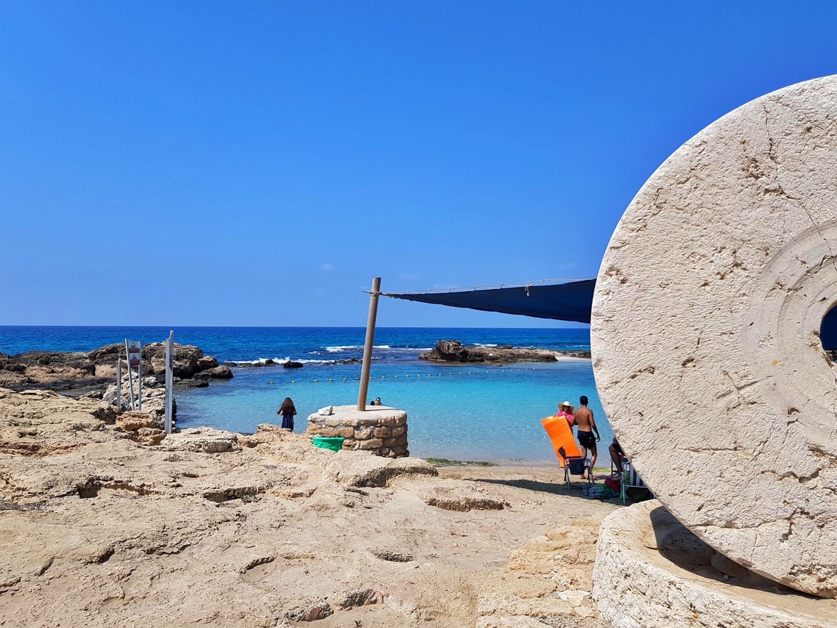 Пляж Ахзив возле Рош ха-никра - один из самых живописных в Израиле.