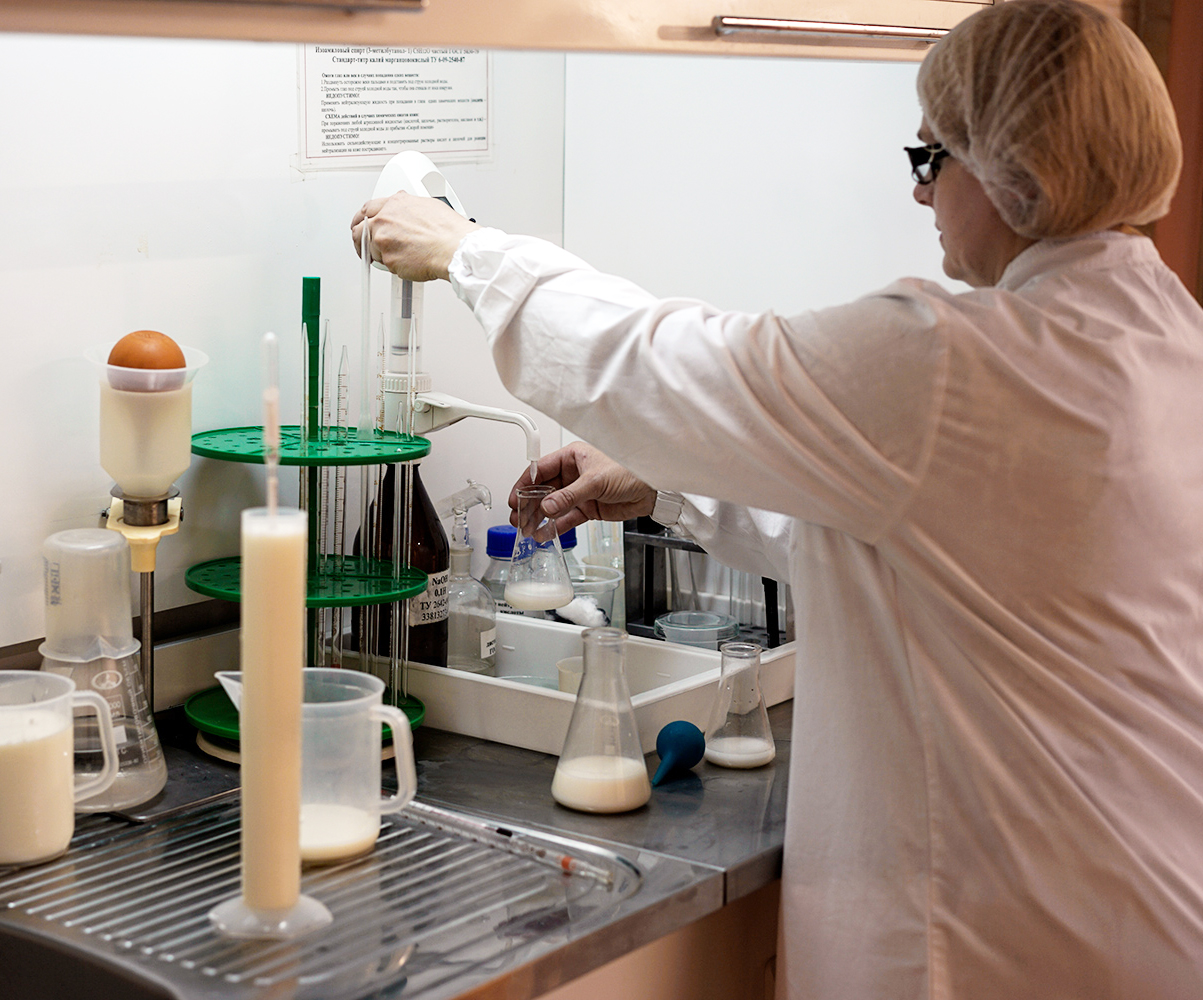 Санитарный контроль производства. Исследование молока в лаборатории. Микробиологическое исследование молока. Экспертиза молока. Лаборатория молока и молочных продуктов.