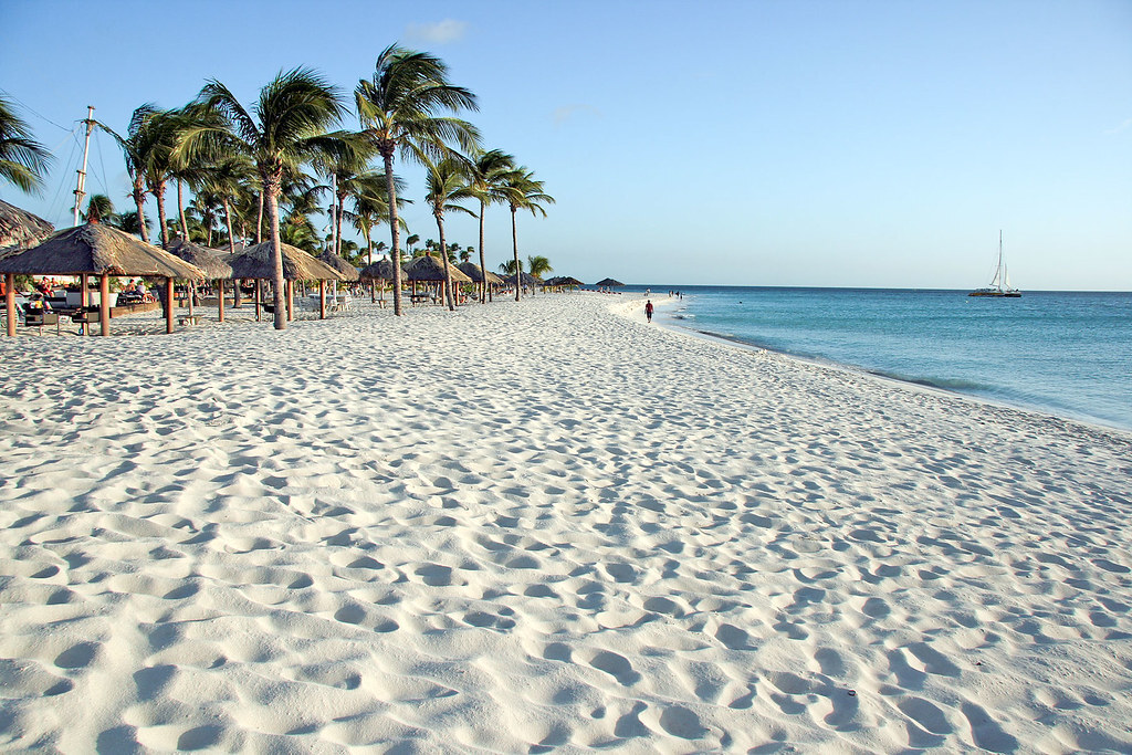 Пляж Eagle Beach