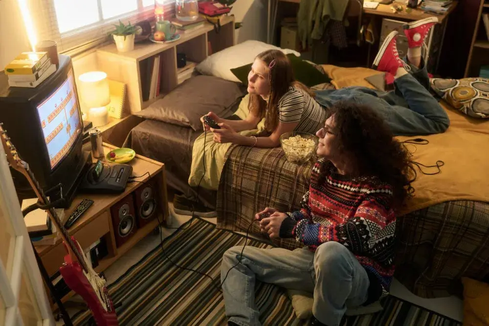 Семья играет в настольную игру про космос, на столе яблоки, уютная атмосфера праздника.