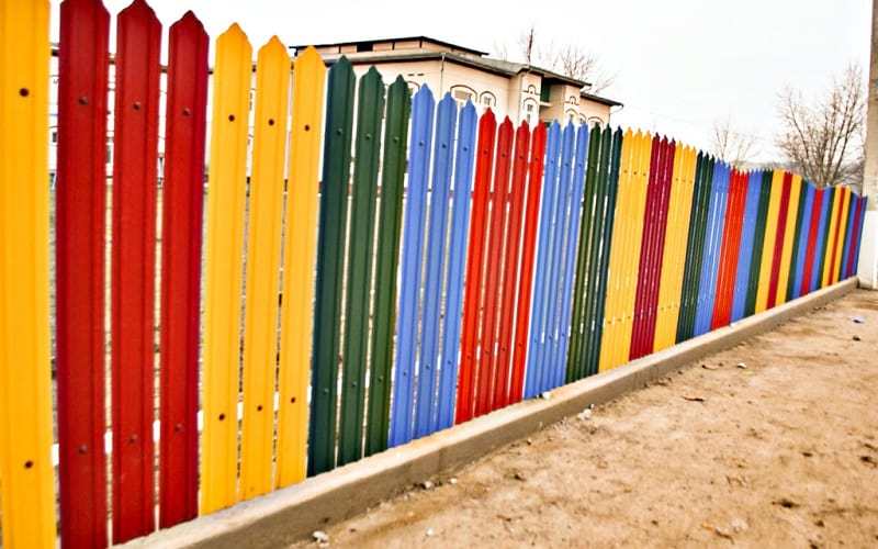 Забор из металлического штакетника разноцветный