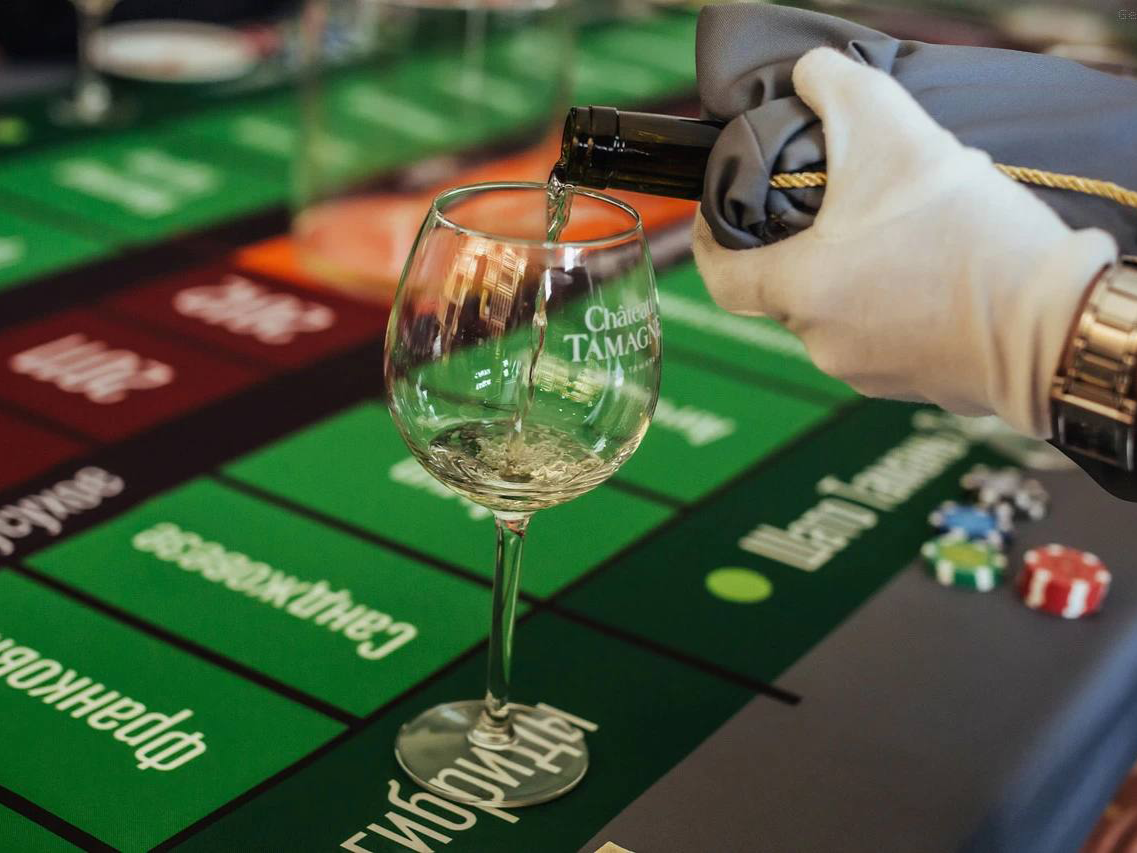 фото парня и девушки на романтическом свидании в публичном месте