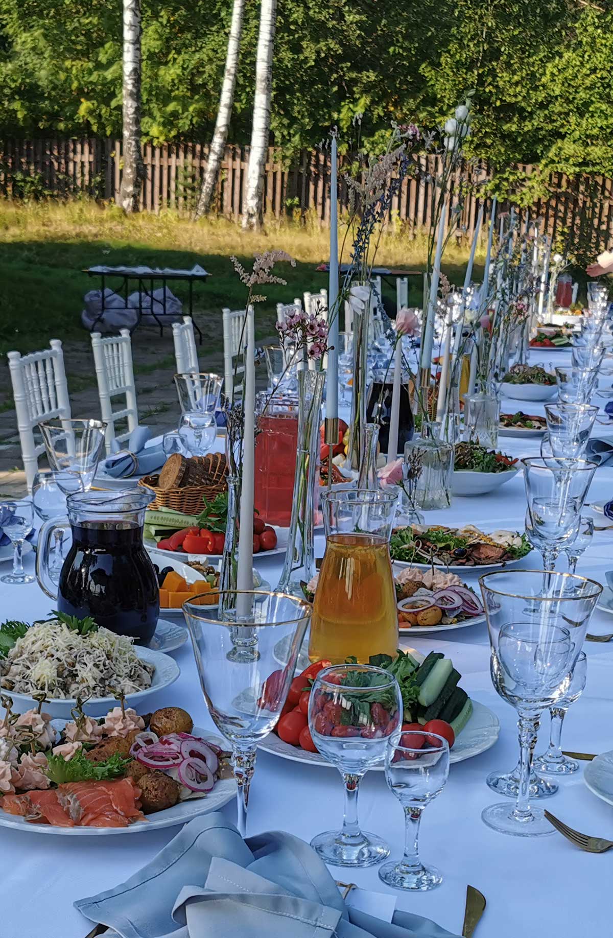 банкетный стол с готовыми блюдами 