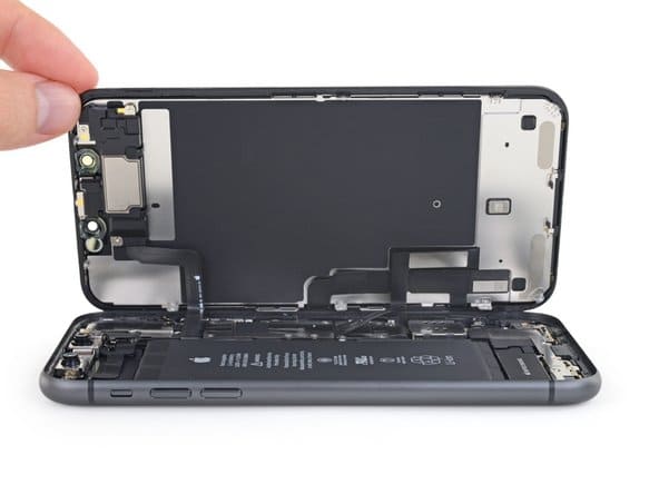 Отделённый экран iPhone 11 отведён в сторону