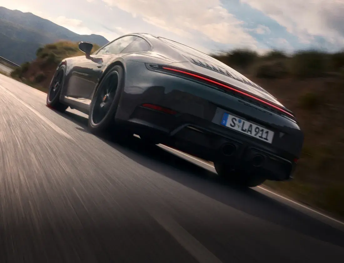 Porsche 911 Carrera GTS в движении, вид сзади