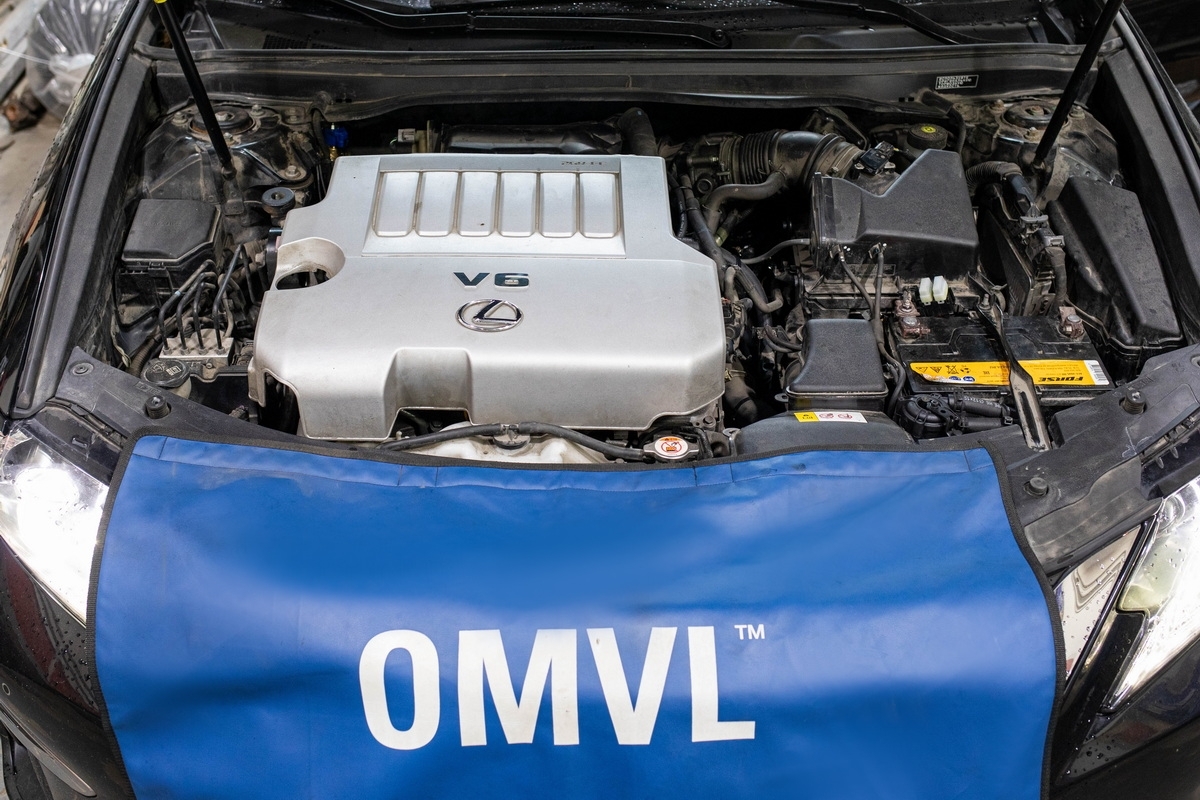 Подкапотное пространство Lexus ES 350 с ГБО OMVL: редуктор KME GOLD GT, форсунки GEMINI, контроллер NEW DREAM OBD