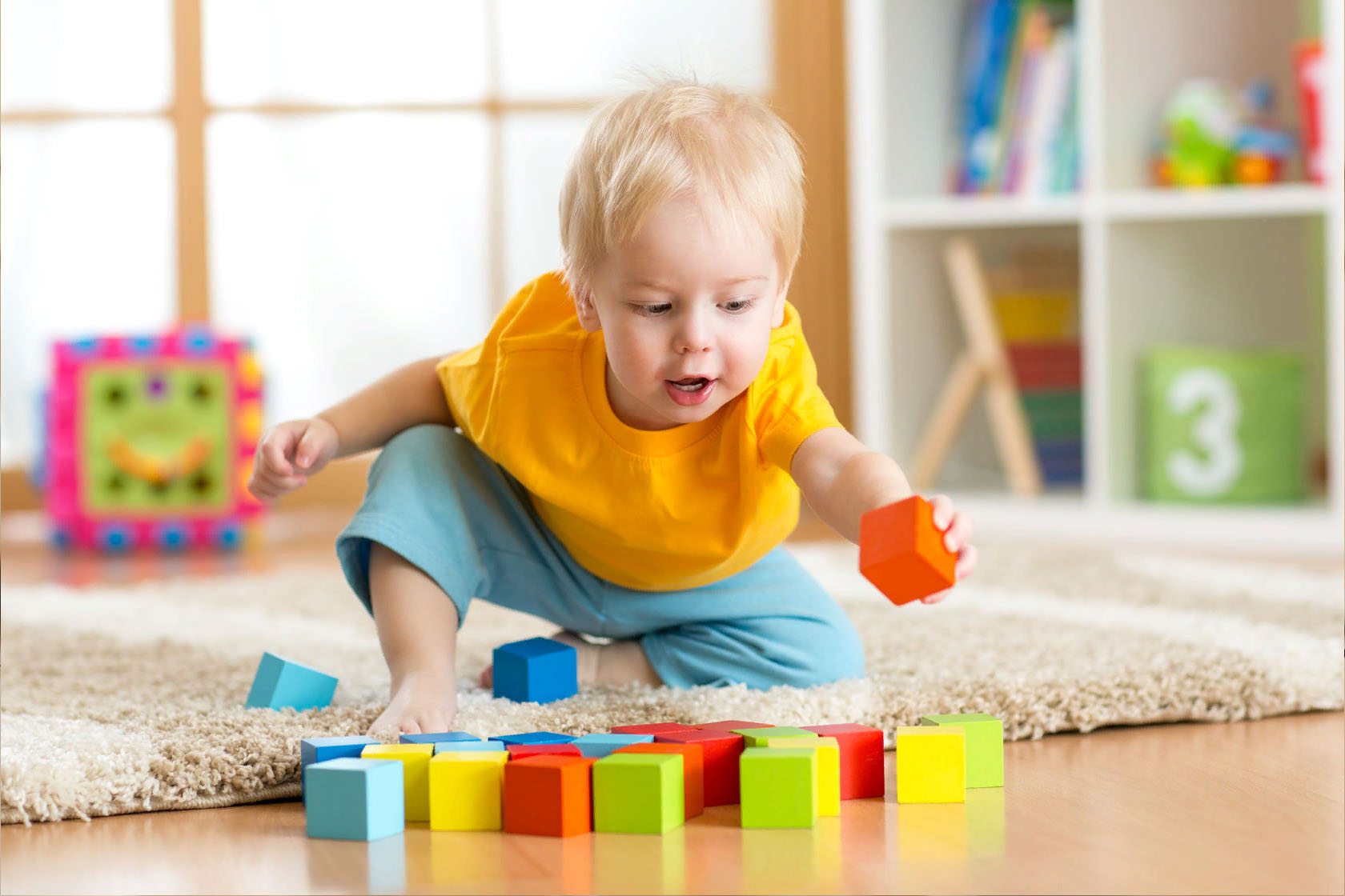 Интеллектуальное развитие детей 3 лет. Развивающие игры для детей. Развивающие игрушки. Кубики для детей. Играющий ребенок.