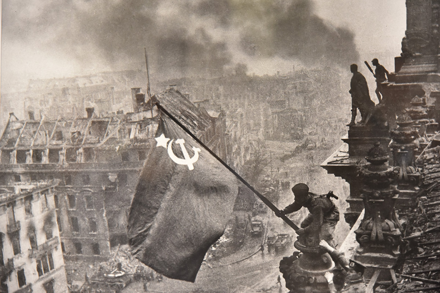 Флаг победы 9 мая 1945 года фото