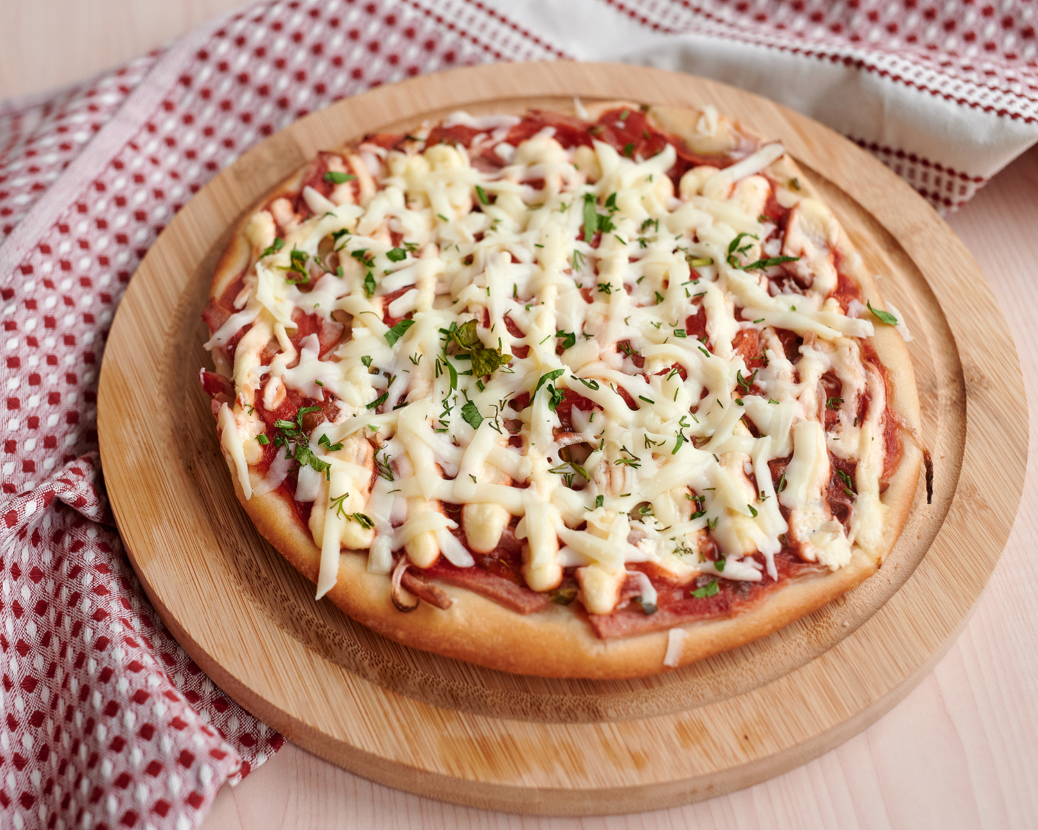 простой рецепт домашней пиццы с колбасой и сыром и помидорами фото 31