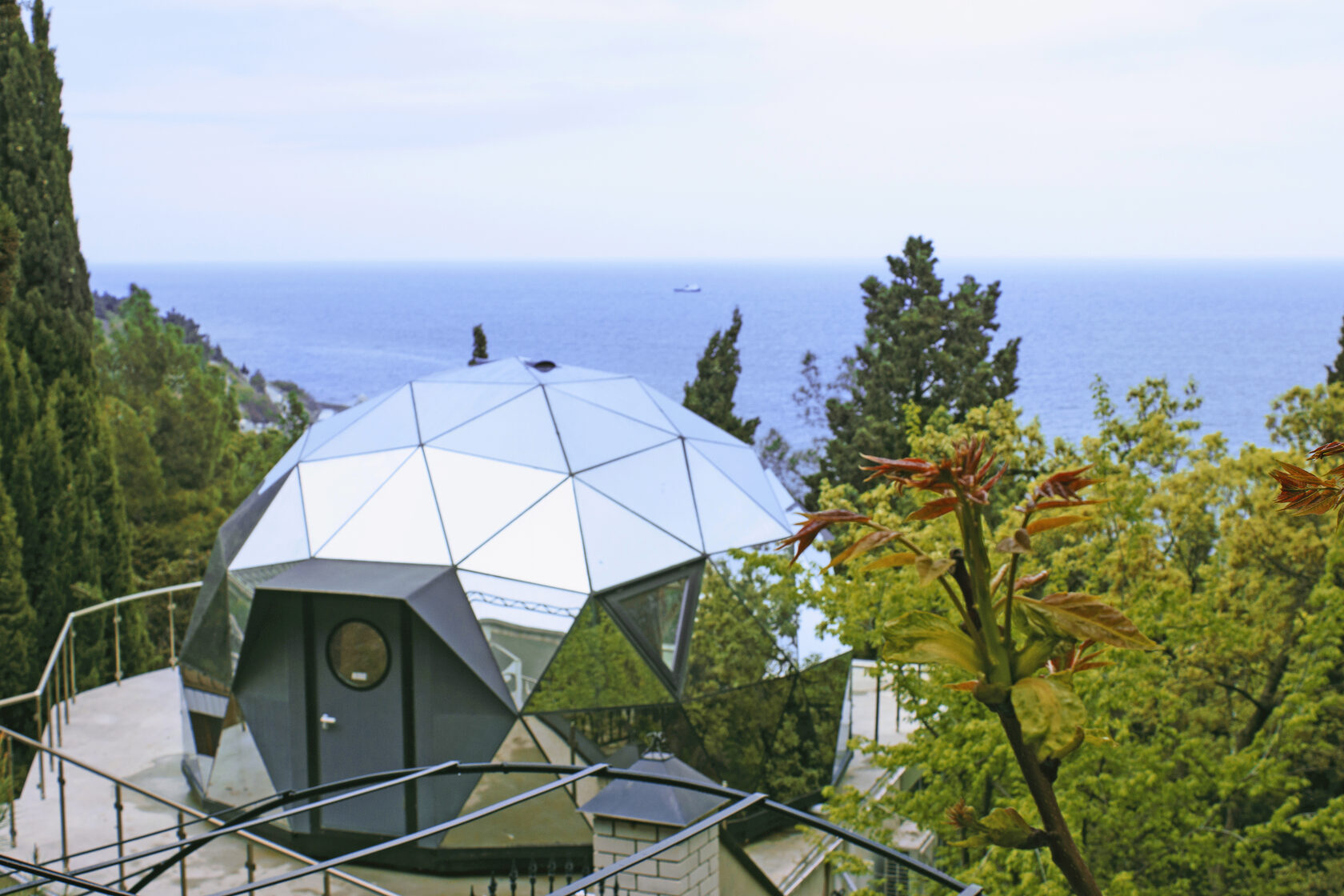 Заказать зеркальный купольный дом