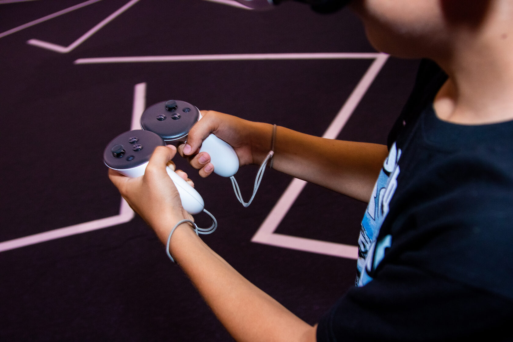 VR арена для детей Москва: ребенок держит контроллеры виртуальной реальности перед игрой в Baza VR.