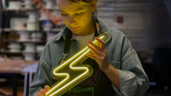 девушка с неоновой вывеской