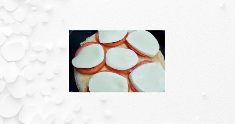 Приготовление тортильи с яйцом, сыром и помидором на сковороде: шаг 8