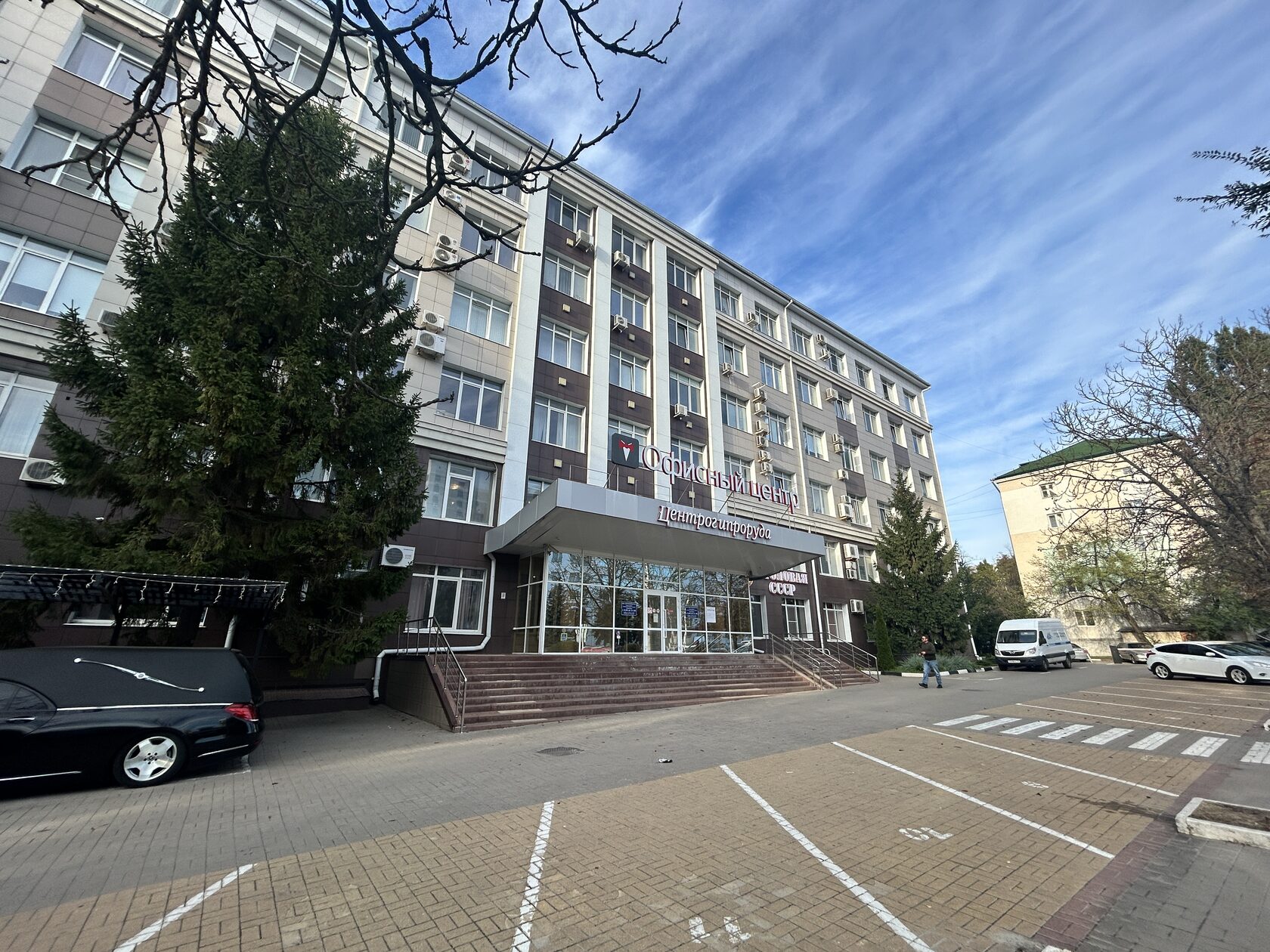 Вход в бизнес-центр Центрогипроруда в Белгороде