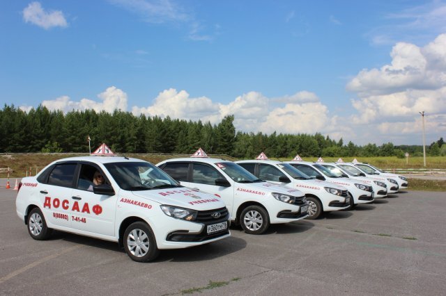 Курсанты автошколы на практическом занятии