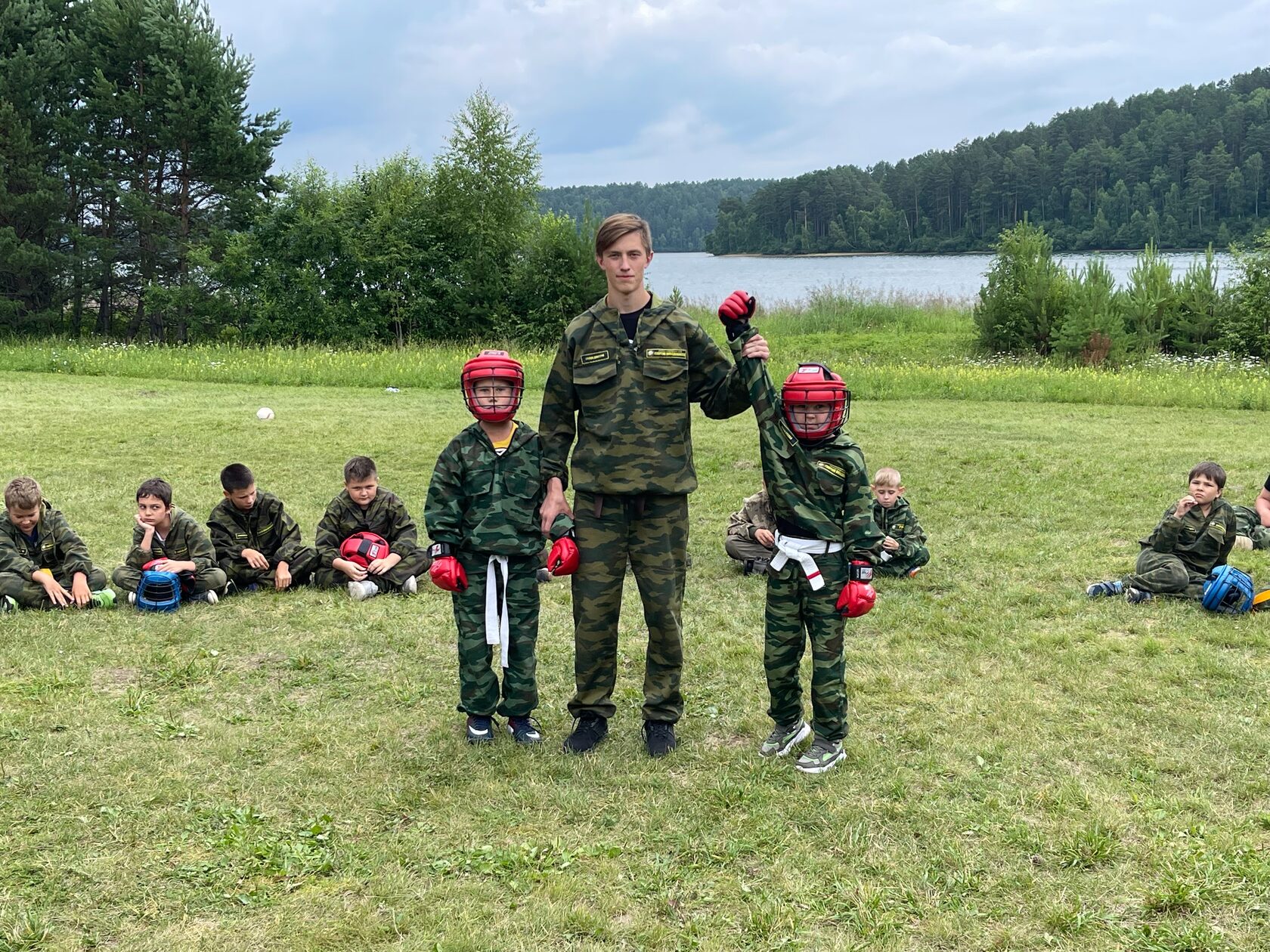 Холидей бой улан. Военно-спортивный лагерь. Спортивный лагерь Иркутск. Детский военно-спортивный лагерь. Картинка детский военно спортивный лагерь.