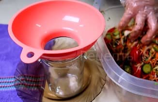 Приготовление салата «Генеральский» из овощей на зиму: шаг 11