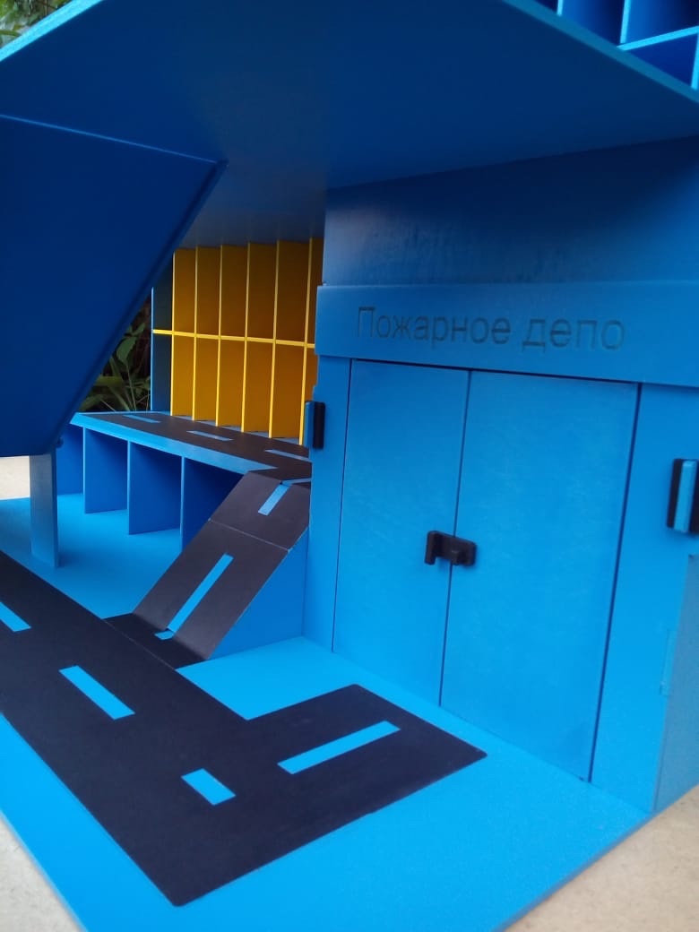 Парковка большая, с трамплином из фанеры