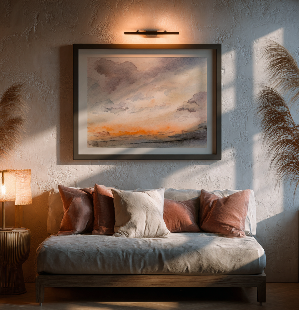 картина на стене, освещённая тёплым направленным светильником