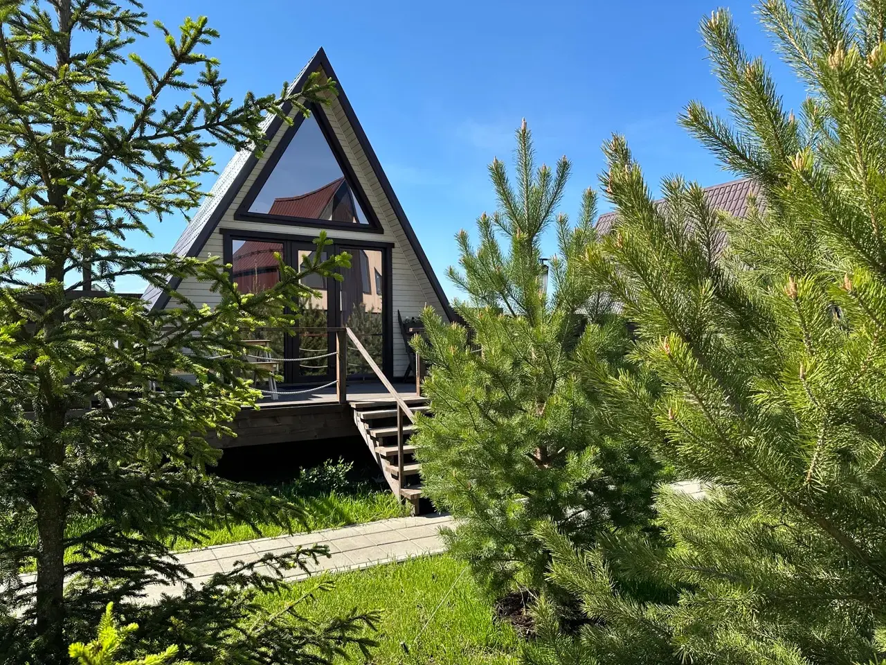Домик А-фрейм среди сосен в Pavlove Village