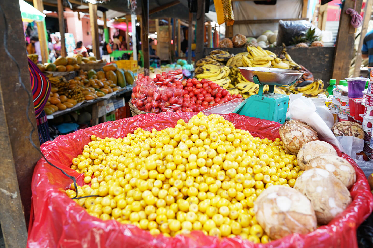 Раньше торговля была в основном мужским занятием. Сейчас в Чичикастенанго абсолютное большинство продавцов — женщины. Чичикастенанго, департамент Киче, 2018.