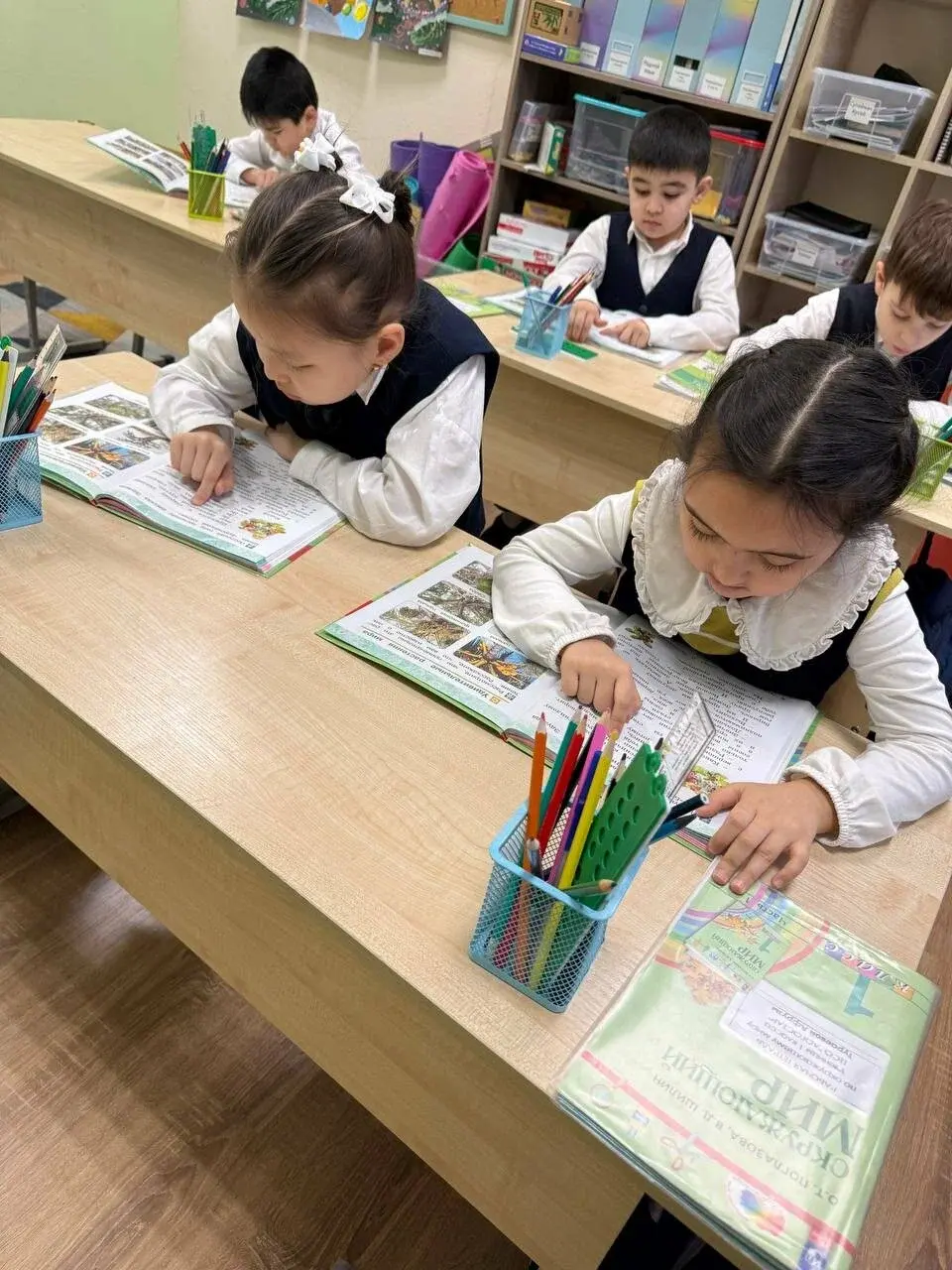 Ученики читают учебники за партами